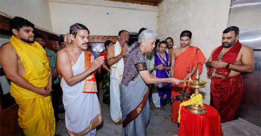 Nirmala Sitharaman visits Udupi Shri Krishna Mutt